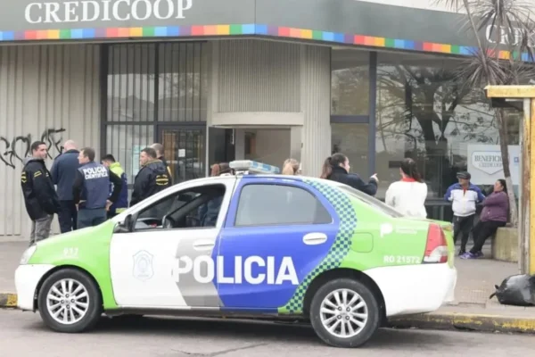 Millonario robo a un banco: los delincuentes rompieron un vidrio y se escaparon con bolsas llenas de dinero