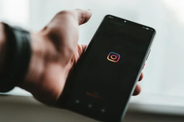 Instagram agrega funciones para prevenir la sextorsión a los usuarios más jóvenes