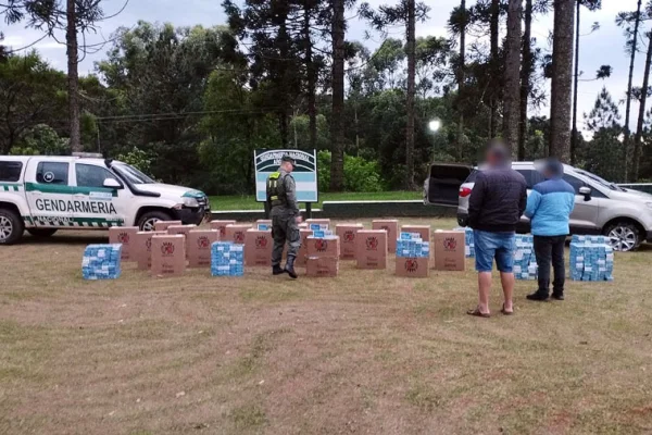 Abandonó un auto robado con 14 mil atados de cigarrillos extranjeros