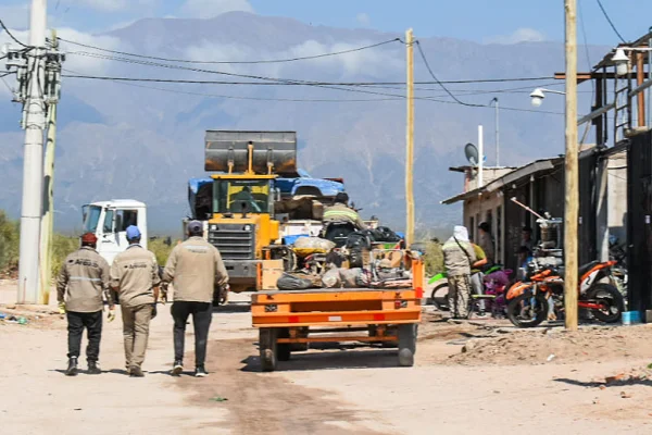 Continúan los operativos de descacharreo y fumigación en Aimogasta