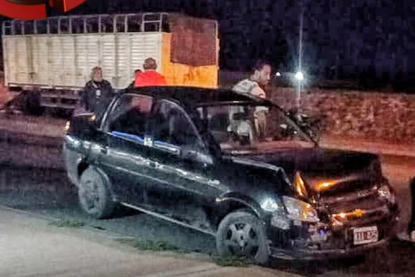 Un acoplado se desenganchó de un camión y provocó daños en un auto