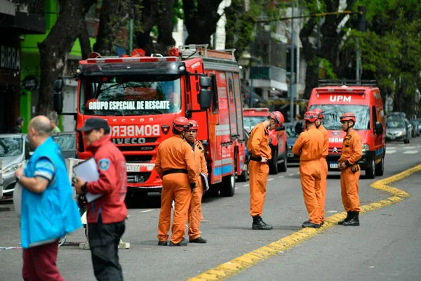 Se desprendió el techo de un natatorio y una mujer resultó herida