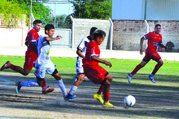 Triunfo agónico de Riojano que zafó del descenso