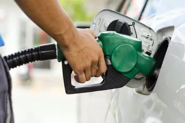 Las ventas de combustibles se desplomaron 11% en septiembre y los precios volverían a aumentar en noviembre