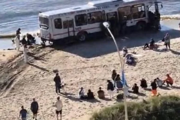 Un colectivo fuera de control terminó sobre la playa de Montevideo a centímetros del agua