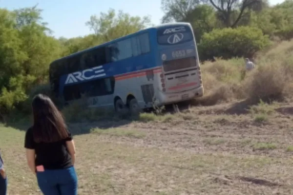 Por reventón de neumático desbarranco un colectivo interurbano de la empresa Arce Bus