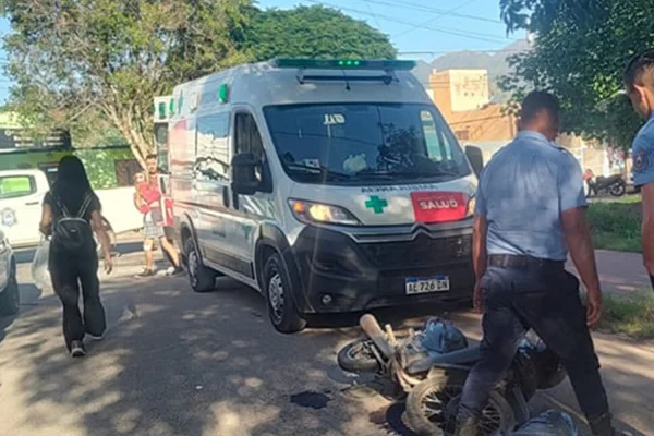 Abrió la puerta de su auto y la chocó una motociclista que iba sin casco