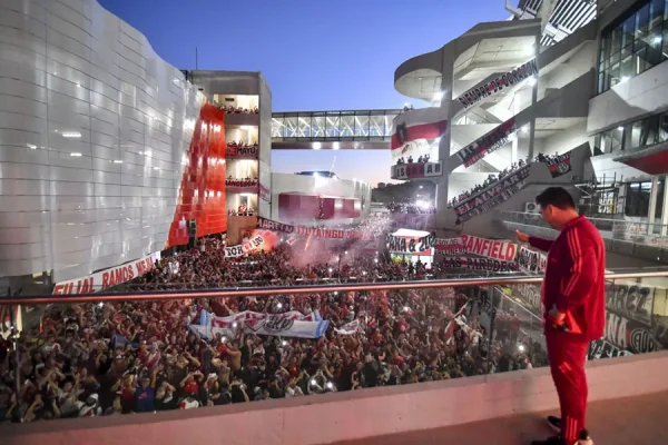 Banderazo de River: jugadores e hinchas, a la par en busca de la hazaña contra Atlético Mineiro