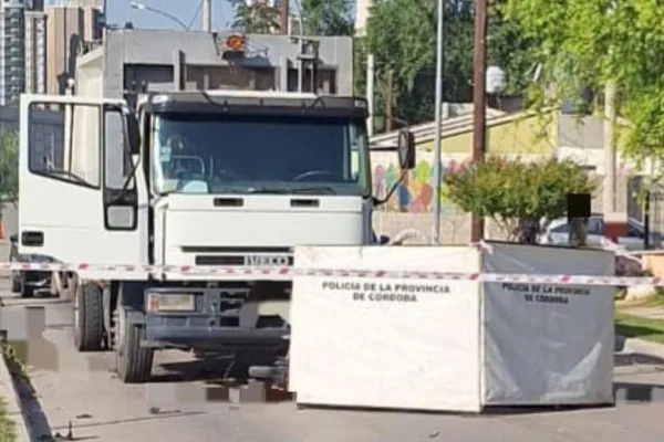 Murió un hombre tras el choque de una moto contra un camión de basura en Córdoba