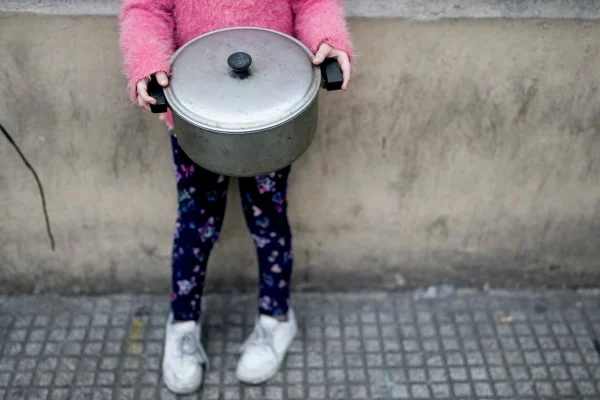 La Justicia federal condenó al Gobierno a continuar con la entrega de alimentos a comedores y merenderos