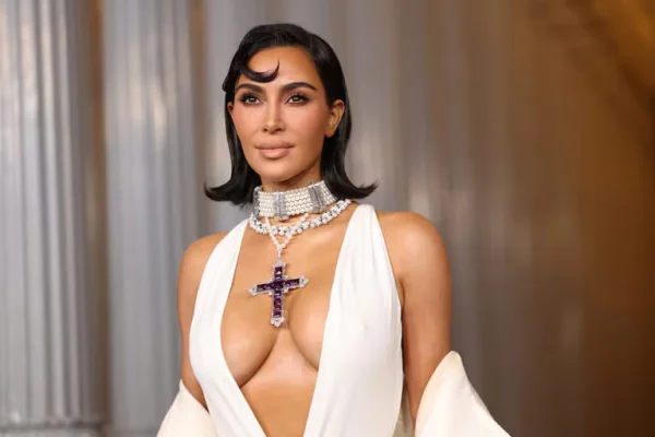 Con un escote hasta la cintura, Kim Kardashian lució el collar de Lady Di que compró por 200 mil dólares