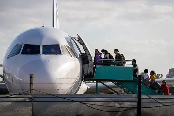 Pasajeros de Aerolíneas Argentinas a la espera de la reunión entre el Gobierno y los sindicatos