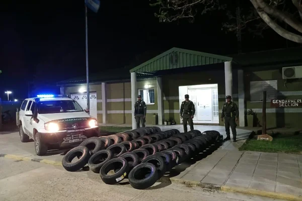 Gendarmería en un operativo secuestro en la localidad de Chepes, una importante cantidad de cubiertas que eran transportadas de contrabando