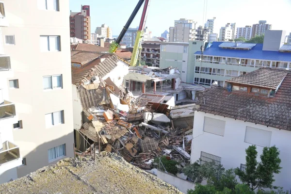 Ingenieros evaluarán las estructuras linderas al hotel derrumbado en Villa Gesell