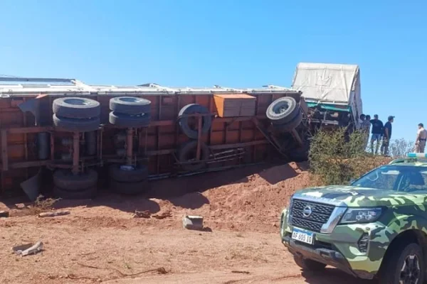 Un camión cargado con tomates salió desde La Rioja y volcó en San Juan