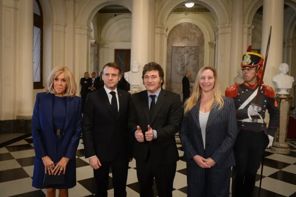 Javier Milei recibió a Emmanuel Macron y hubo saludos desde el balcón de Casa Rosada