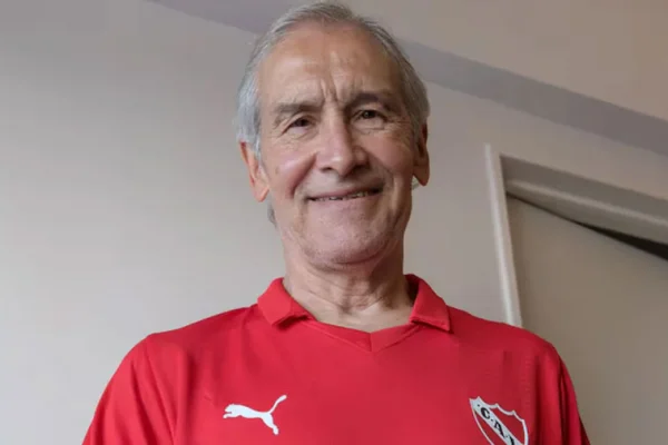 Murió Hugo Villaverde, gloria del Independiente, a los 70 años