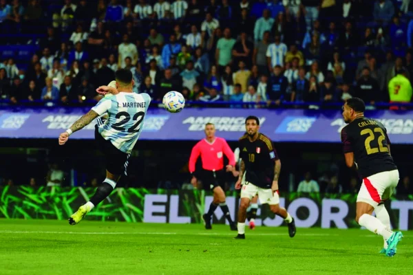 Golazo y triunfo para Argentina frente a Perú