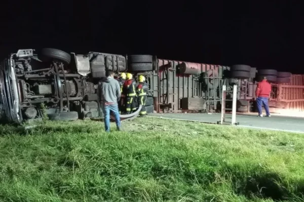 Un camión que transportaba golosinas volcó en la autopista Rosario-Córdoba