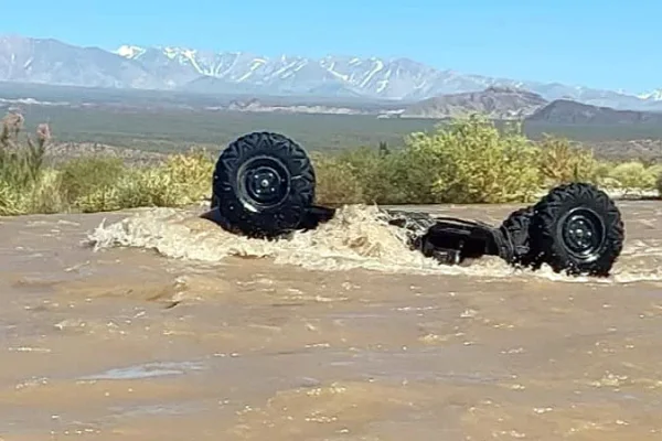 Rescataron a dos turistas que cayeron a un río en San Juan