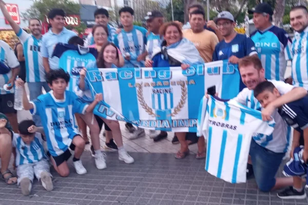 Los hinchas riojanos festejaron el título de Racing en la Plaza 25 de Mayo