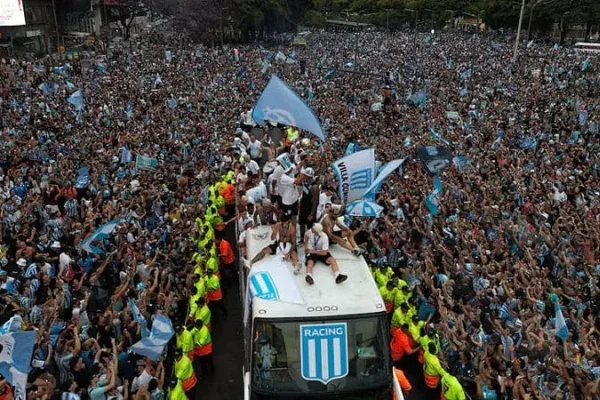 Racing llegó a Argentina y celebra con los hinchas en el Obelisco