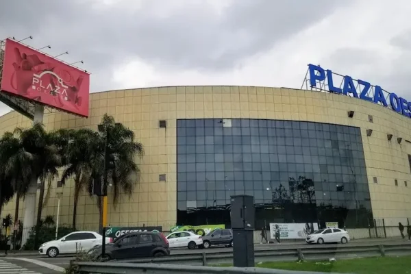 Se derrumbó parte del techo del shopping Plaza Oeste de Morón