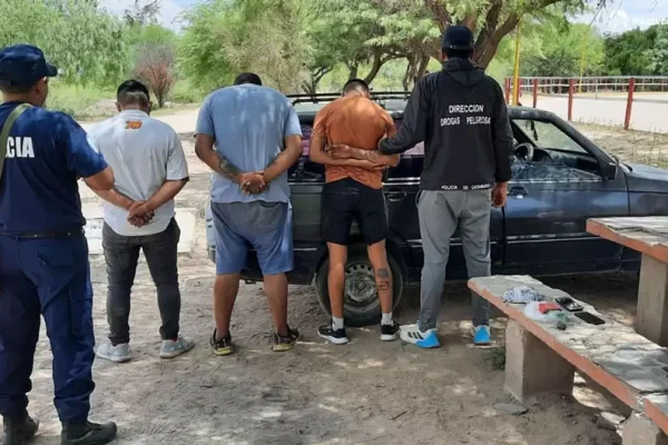 Detienen a tres riojanos por tenencia de drogas en Catamarca