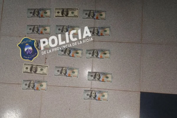 Olvidó un sobre con dólares y la Policía lo recuperó