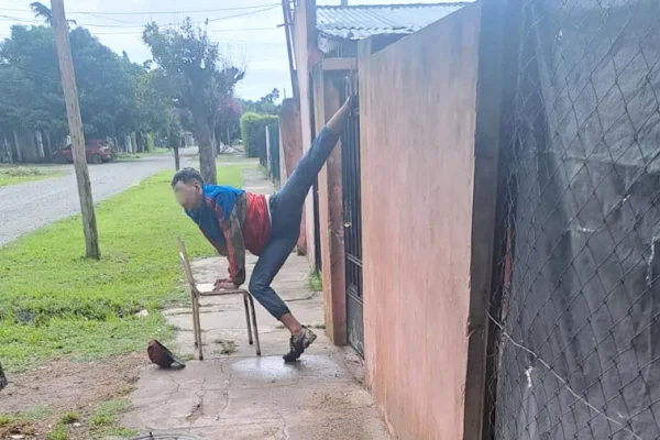 Un ladrón quiso entrar a robar a una casa, se resbaló con la lluvia y quedó colgado de la reja