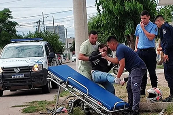 Una mujer sufrió heridas tras choque entre motocicleta y camioneta