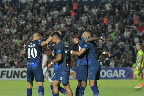 Ind. Rivadavia ganó, ratificó su gran momento y alejó a Argentinos de la Sudamericana