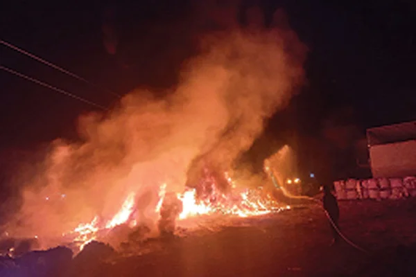 Bomberos controlaron pavoroso incendio en recicladora de Ruta 5