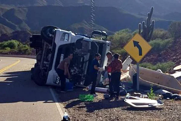 Perdió el control de su camión y volcó