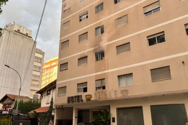 Incendio en un hotel de Mar del Plata: se arrojaron desde un segundo piso para escapar del fuego