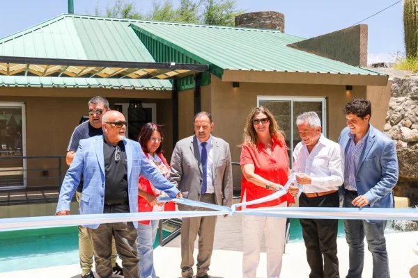 Quintela inauguró un moderno complejo de cabañas en Huaco