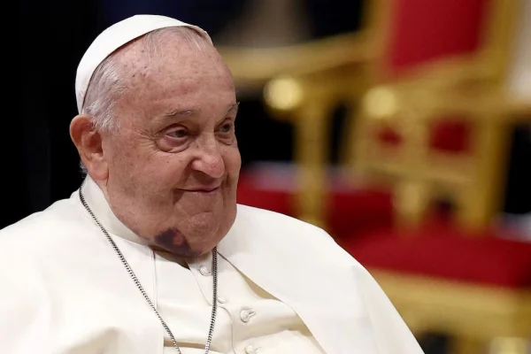 El papa Francisco sufrió un golpe en el rostro: el hematoma en su cara y la explicación del Vaticano