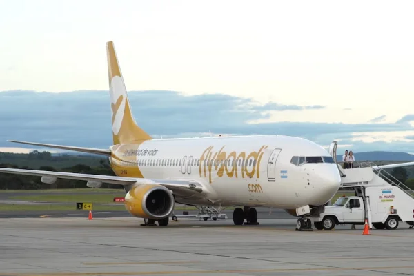 El Gobierno analiza suspender a Flybondi: se estima que este mes la low cost reprogramará el 45% de sus vuelos