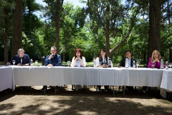 Foto de unidad en el PJ: CFK, Sergio Massa, Máximo Kirchner y Axel Kicillof