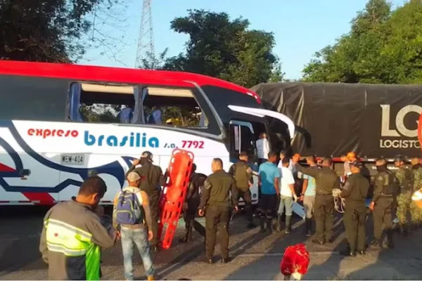 Un micro se cruzó de carril, chocó contra un camión y se desató una tragedia