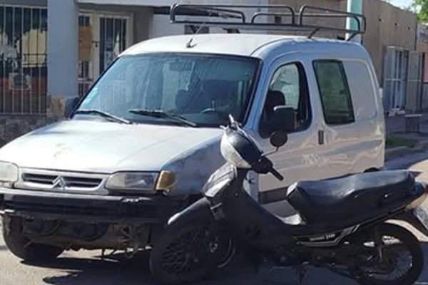 Una mujer herida tras choque entre una camioneta y una moto en la zona sur