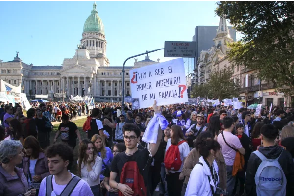 En el primer año de Milei, el presupuesto a las universidades cayó un 30% y los salarios docentes un 23%