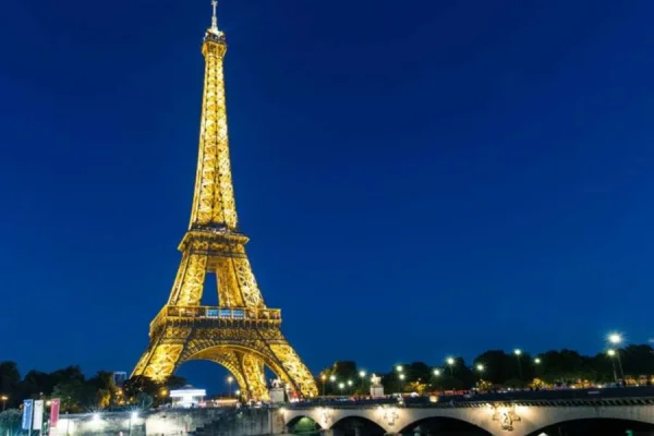 Se declaró un incendio en la Torre Eiffel y debieron evacuar a los visitantes