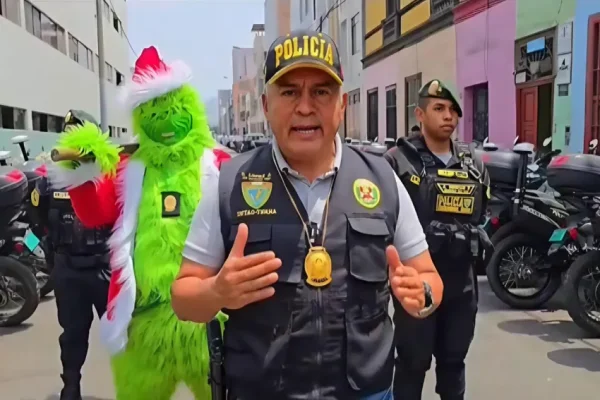 Un policía disfrazado del Grinch desbarató una banda que vendía droga en Perú