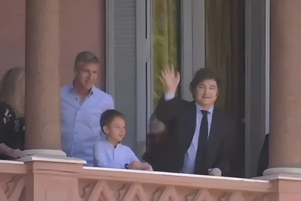 Javier Milei recibió a Martín Palermo en Casa Rosada y salieron a saludar al balcón