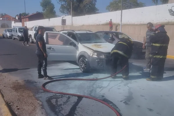 Se incendió una camioneta en la calle