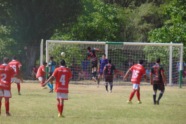 El líder Independiente visita a Chacarita