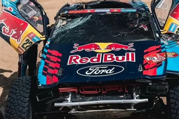 Vuelco de Sainz y retraso para Loeb en el inicio de la etapa de 48 horas