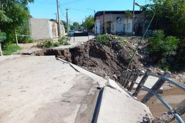 Tras la intensa lluvia, colapsó el puente del barrio 20 de Mayo