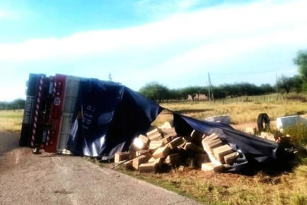 Volcó un camión cerca de Ulapes, perdió toda la carga y dejó un herido